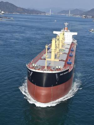 岩城橋を通過する新造船のイメージ写真