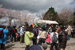 積善山山頂西駐車場での餅まき