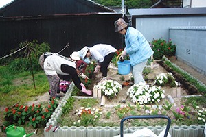 花壇に植栽をする景観づくり団体