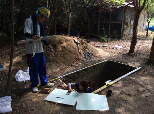 27トレンチの実測作業
